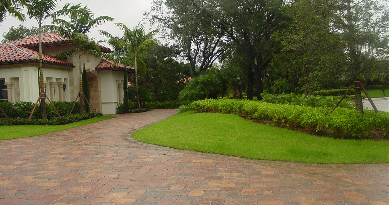 Pros and cons of concrete pavers driveways